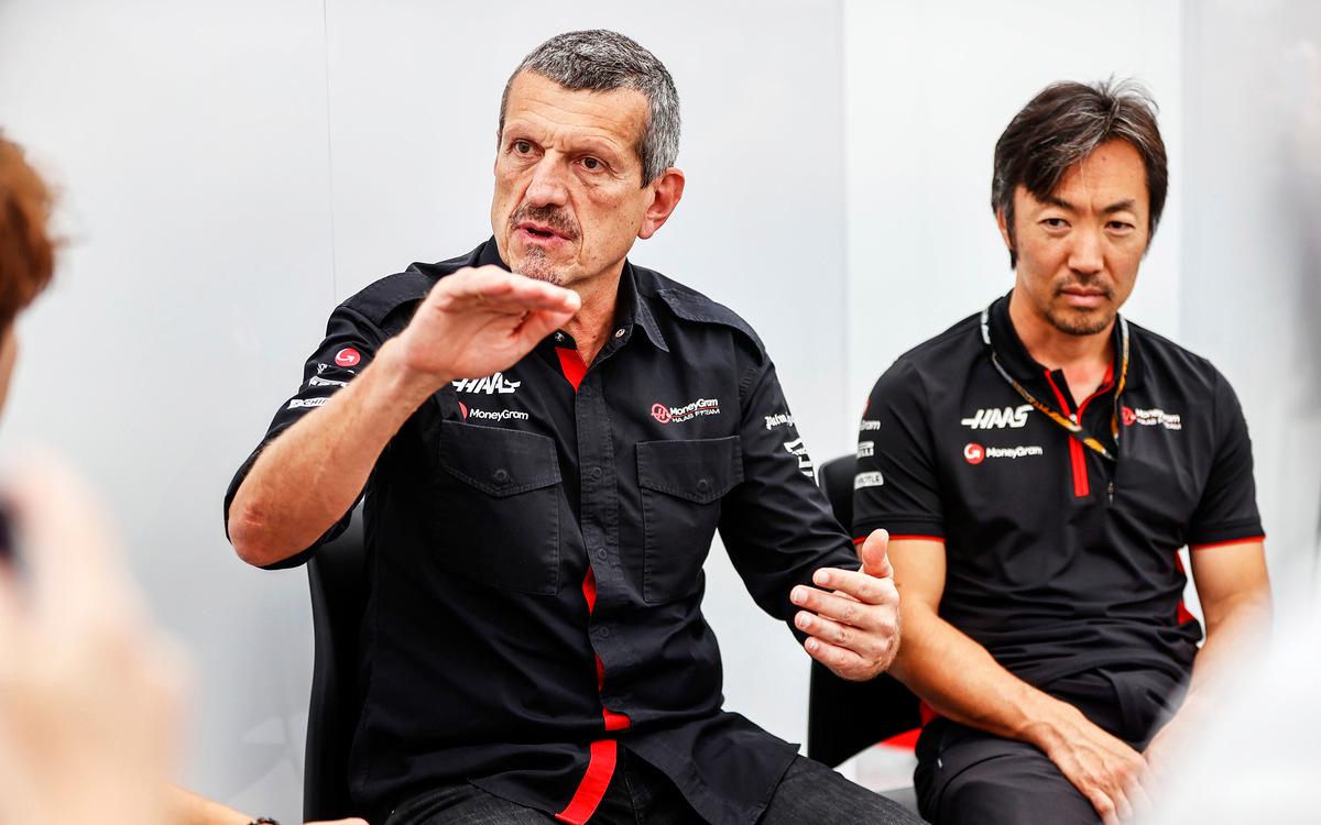 Günther Steiner a Ajao Komacu