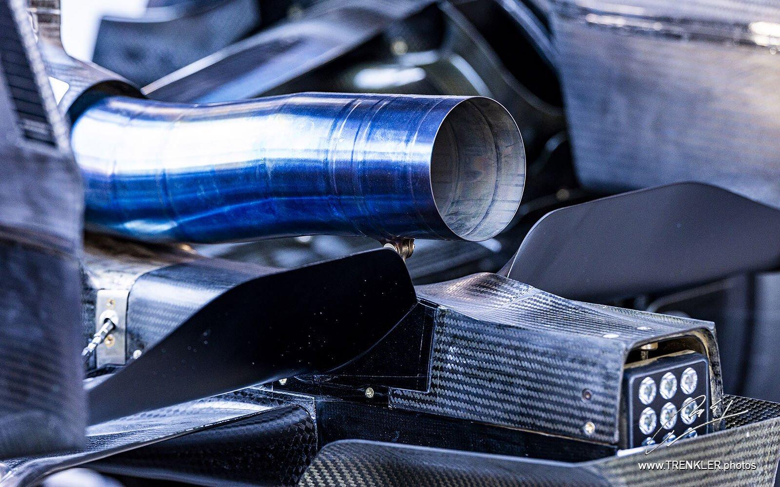 Výfuk a zadná nárazová štruktúra