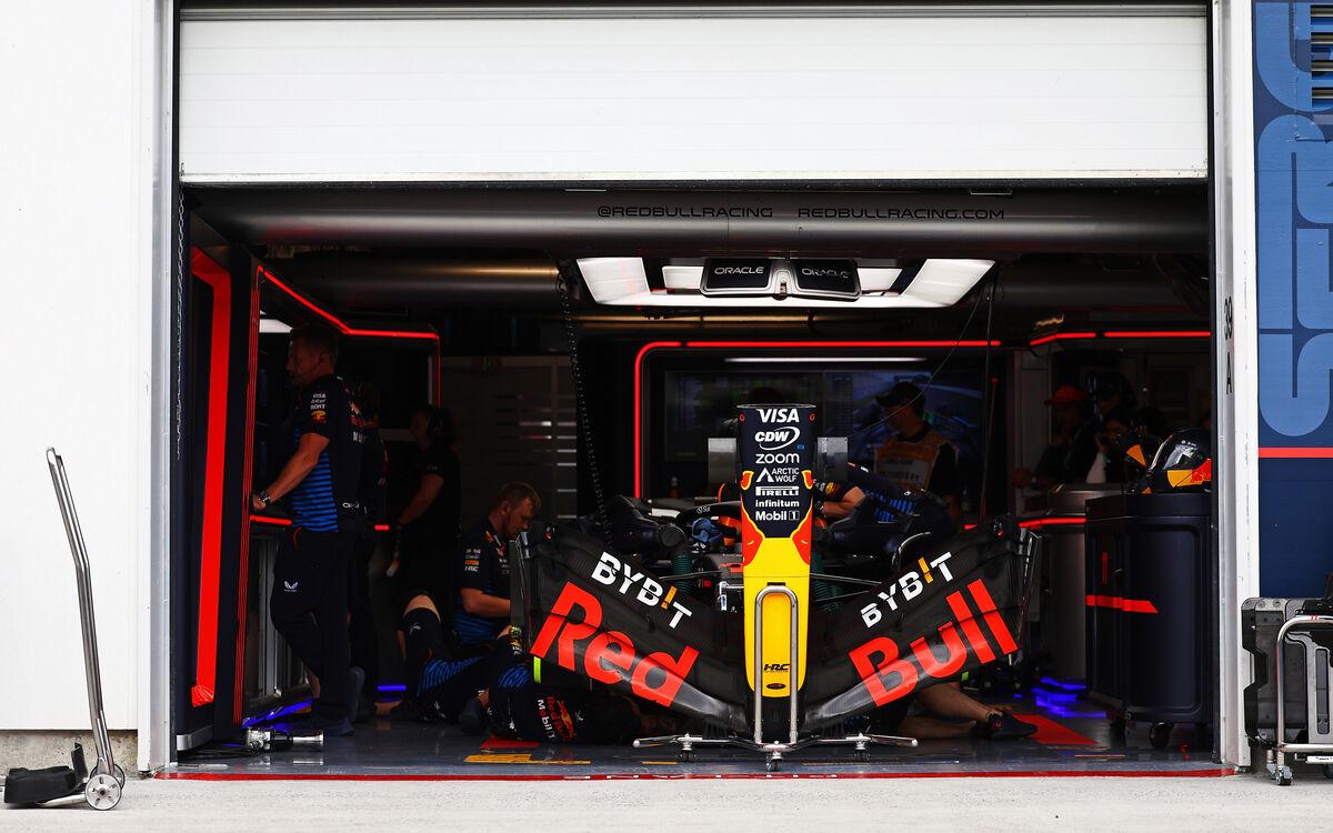 Predné krídlo Red Bullu v garáži