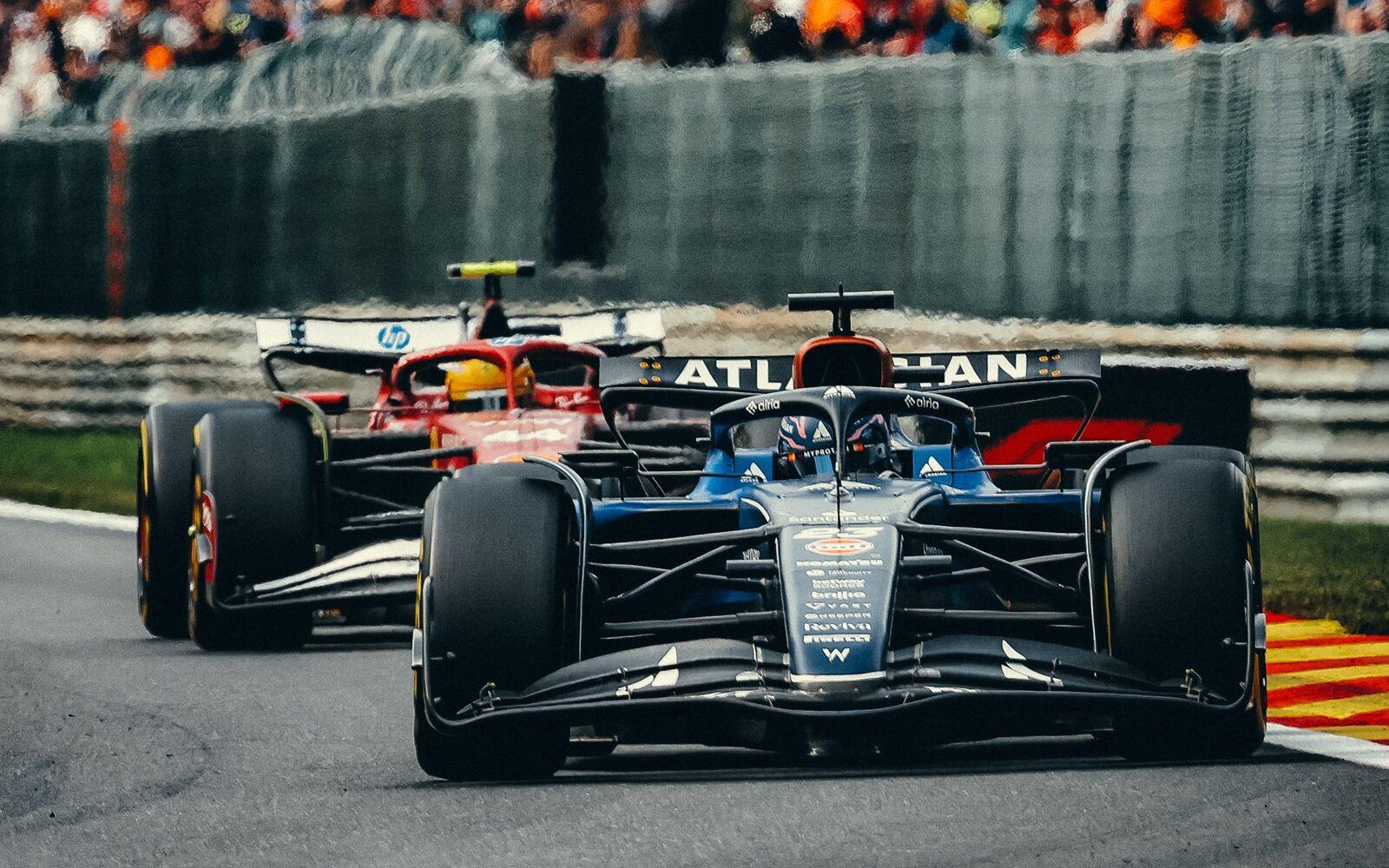 Alex Albon pred Lewisom Hamiltonom
