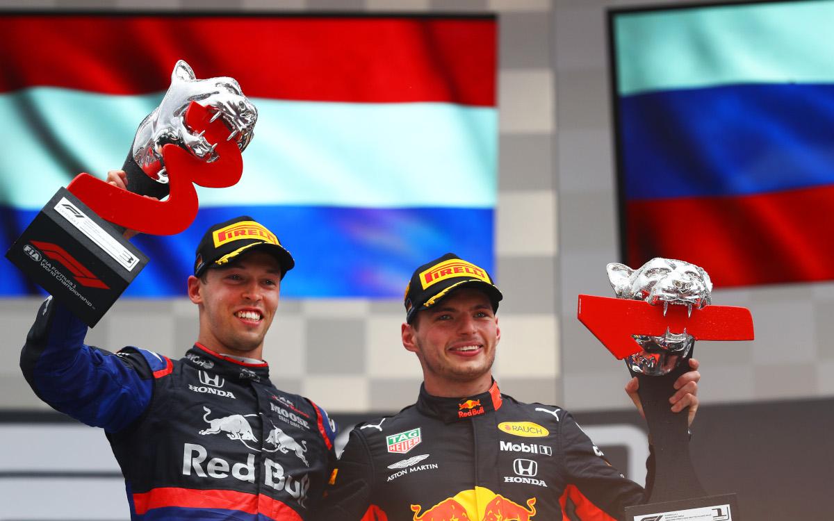 Daniil Kvjat a Max Verstappen na pódiu VC Nemecka 2019