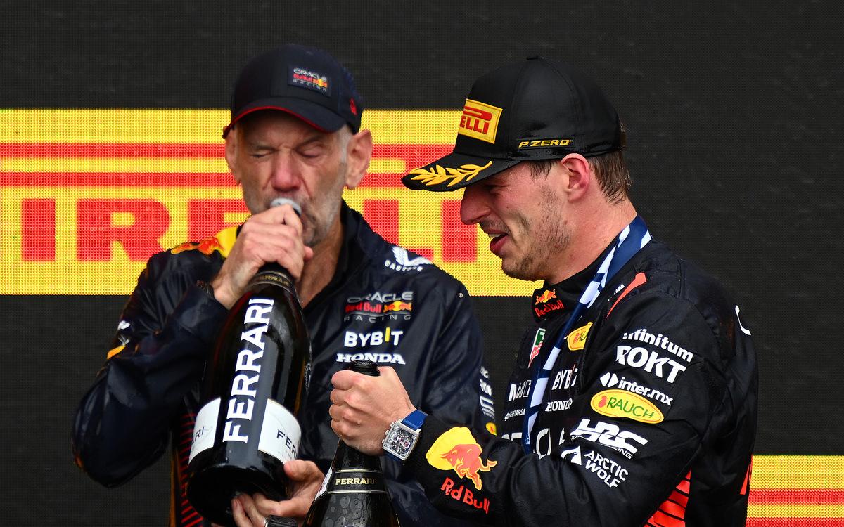 Max Verstappen a Adrian Newey