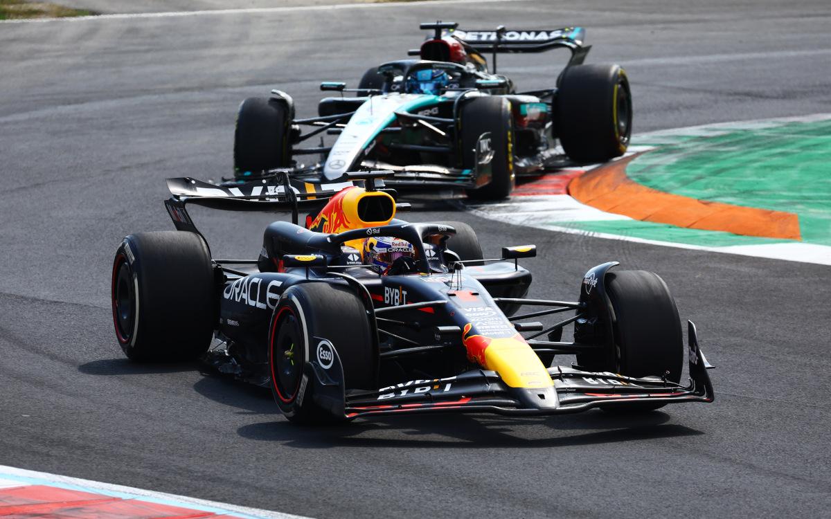 Max Verstappen pred Georgeom Russellom