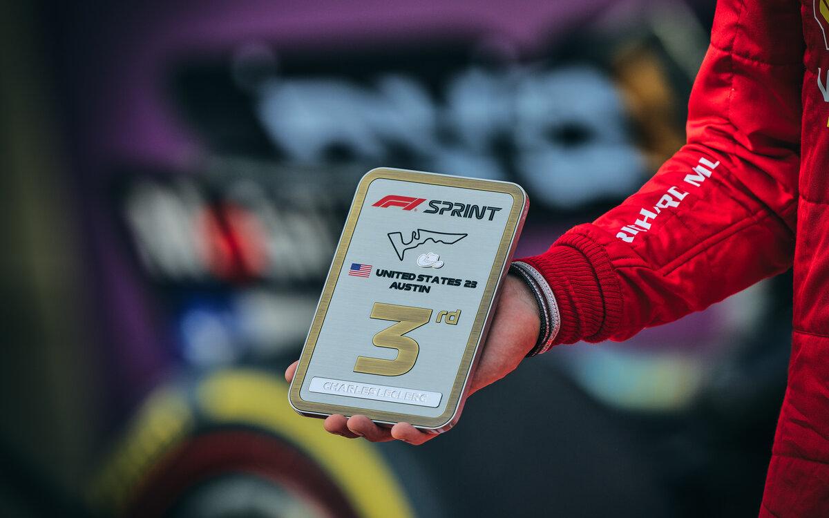 Charles Leclerc s trofejou za šprint