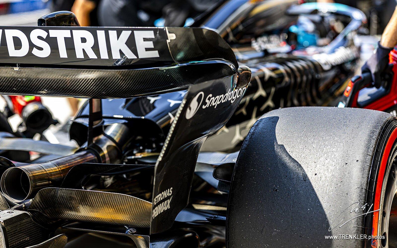 Pneumatiky Pirelli a zadné krídlo Mercedesu