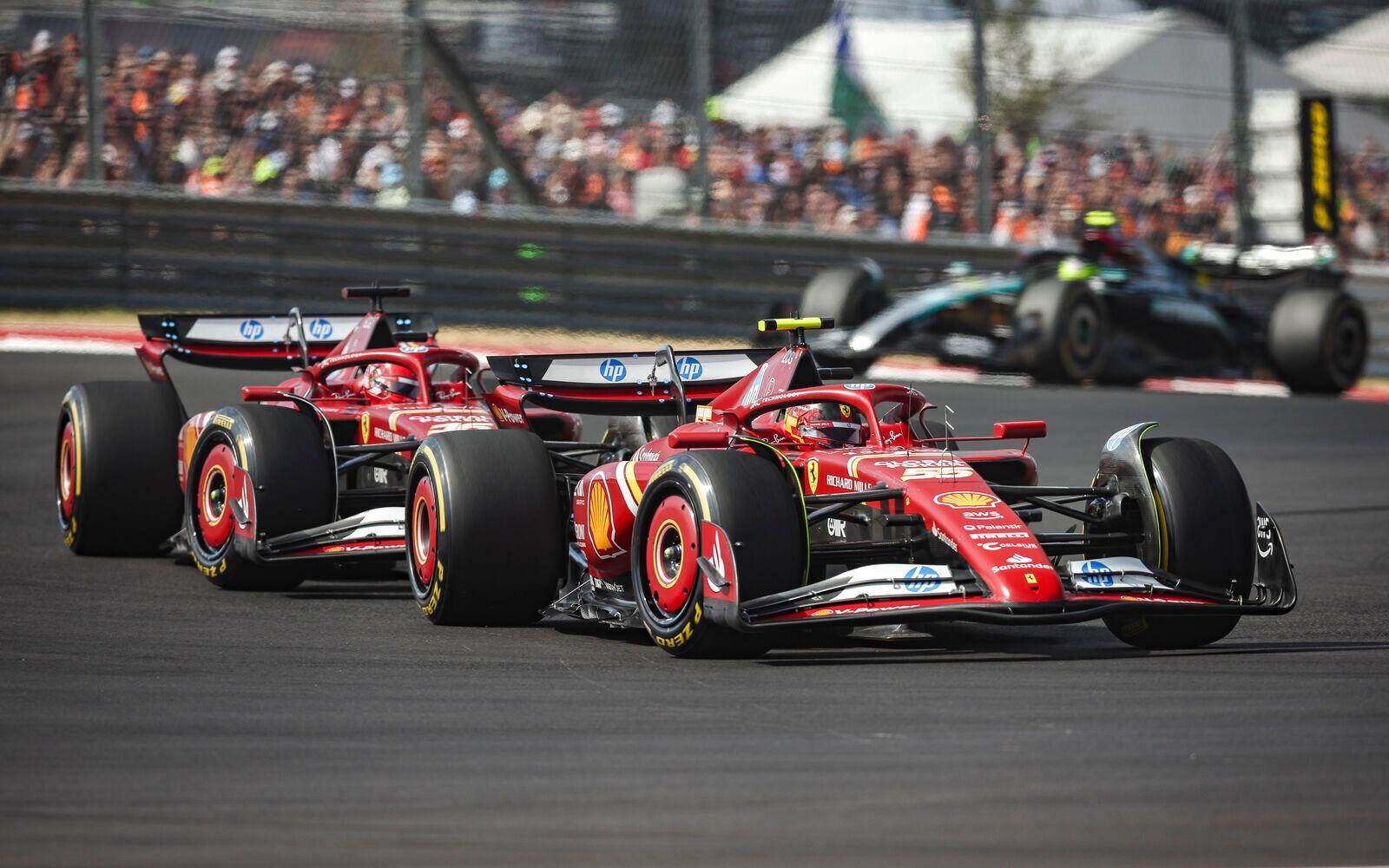 Carlos Sainz a Charles Leclerc