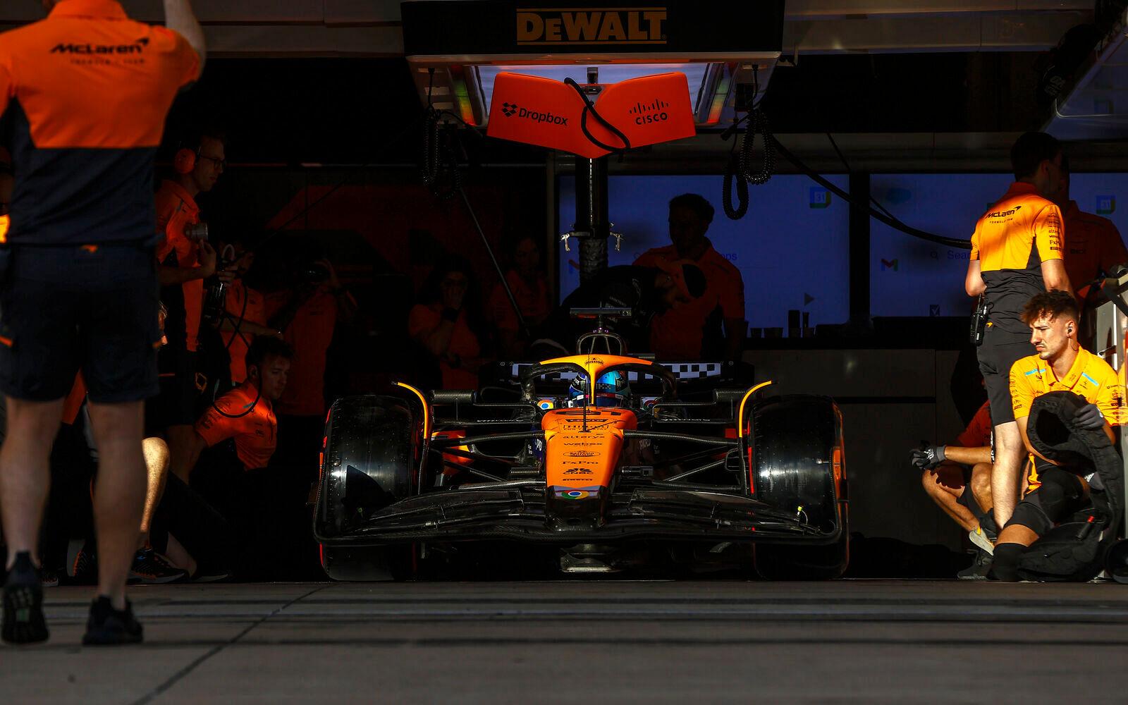 Oscar Piastri v garáži