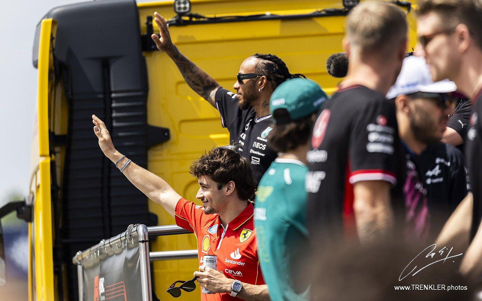 Charles Leclerc a Lewis Hamilton