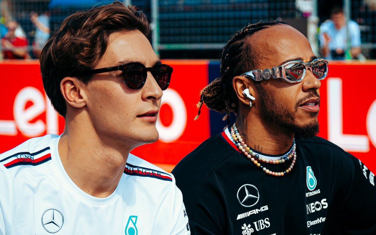 Lewis Hamilton a George Russell