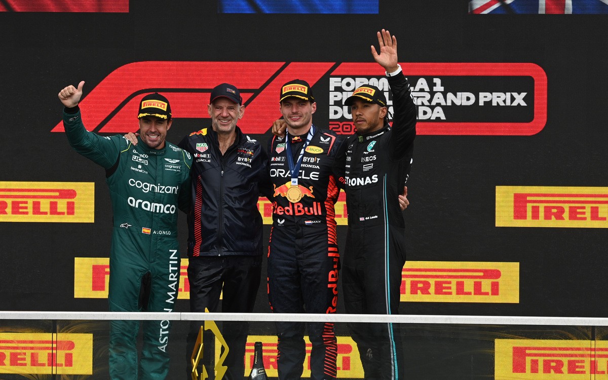 Pódium VC Kanady 2023: Max Verstappen, Fernando Alonso, Lewis Hamilton a Adrian Newey