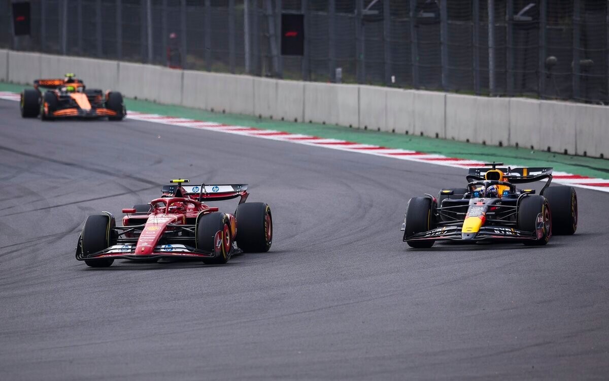 Carlos Sainz a Max Verstappen