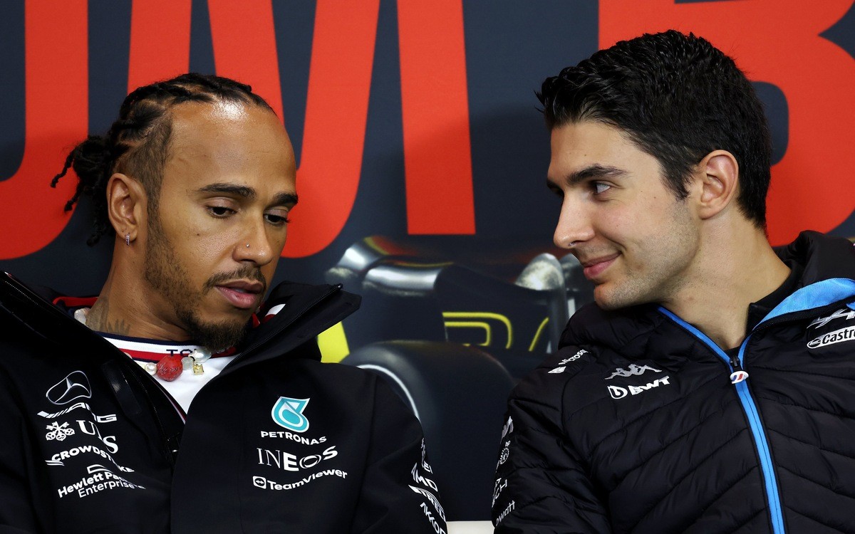 Esteban Ocon a Lewis Hamilton