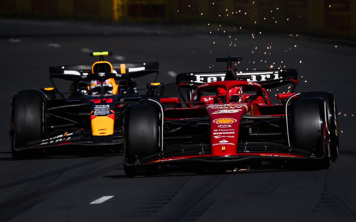 Charles Leclerc pred Sergiom Pérezom