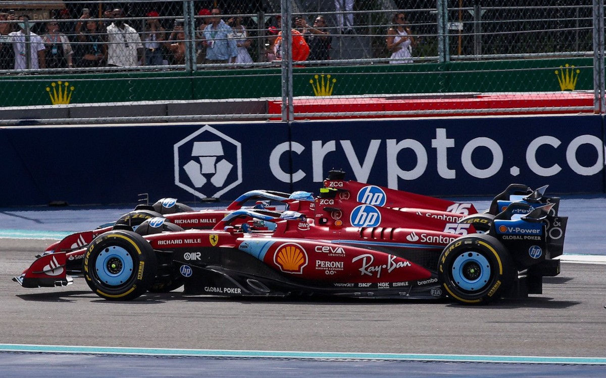 Carlos Sainz a Charles Leclerc