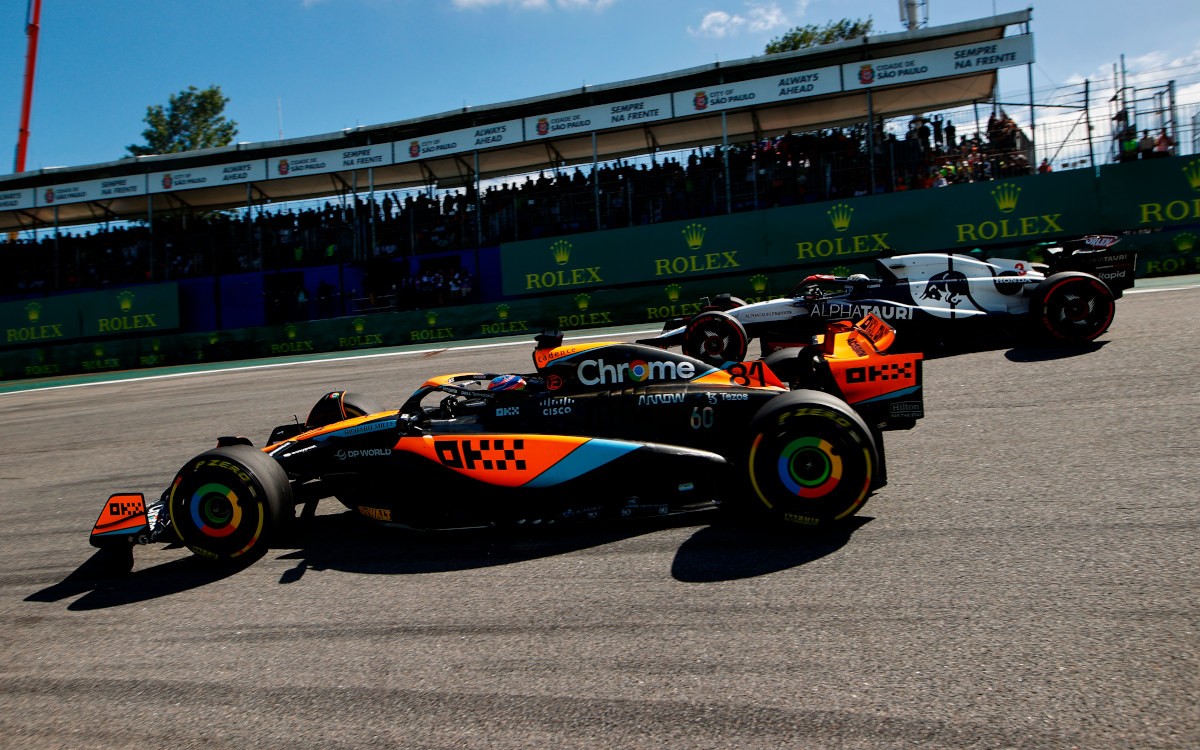 Oscar Piastri, McLaren MCL60, battles with Daniel Ricciardo, AlphaTauri AT04