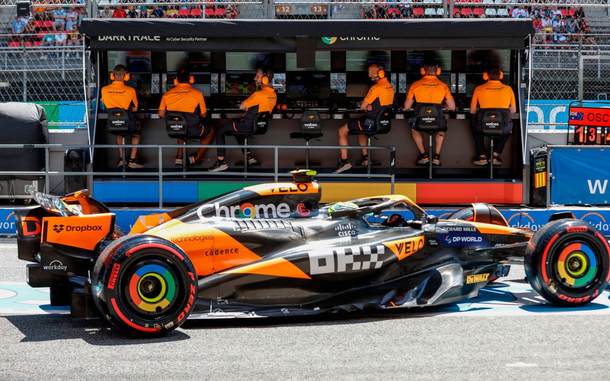 Lando Norris a boxový múrik McLarenu