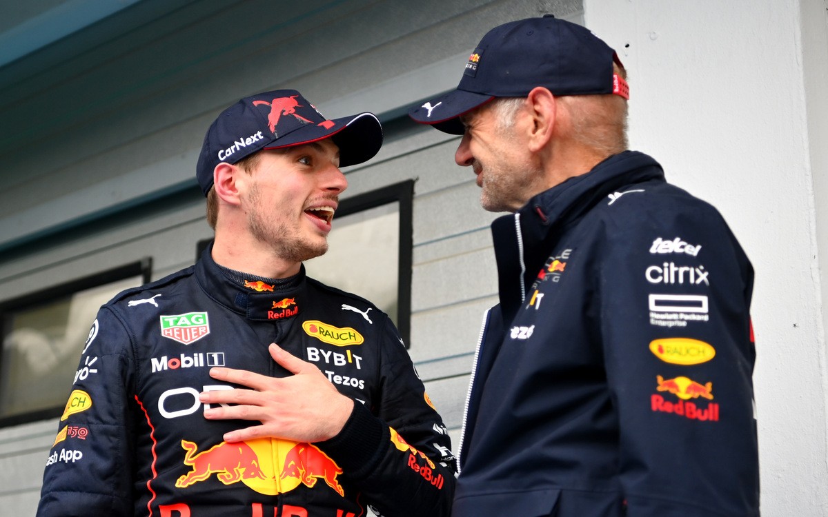 Max Verstappen a Adrian Newey