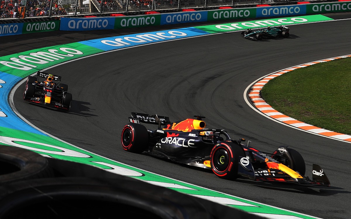 Max Verstappen pred Sergiom Pérezom