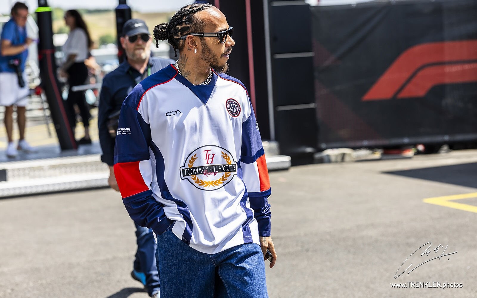 Lewis Hamilton v oblečení Tommy Hilfiger