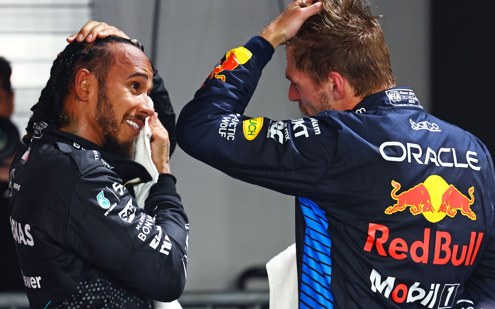 Max Verstappen a Lewis Hamilton