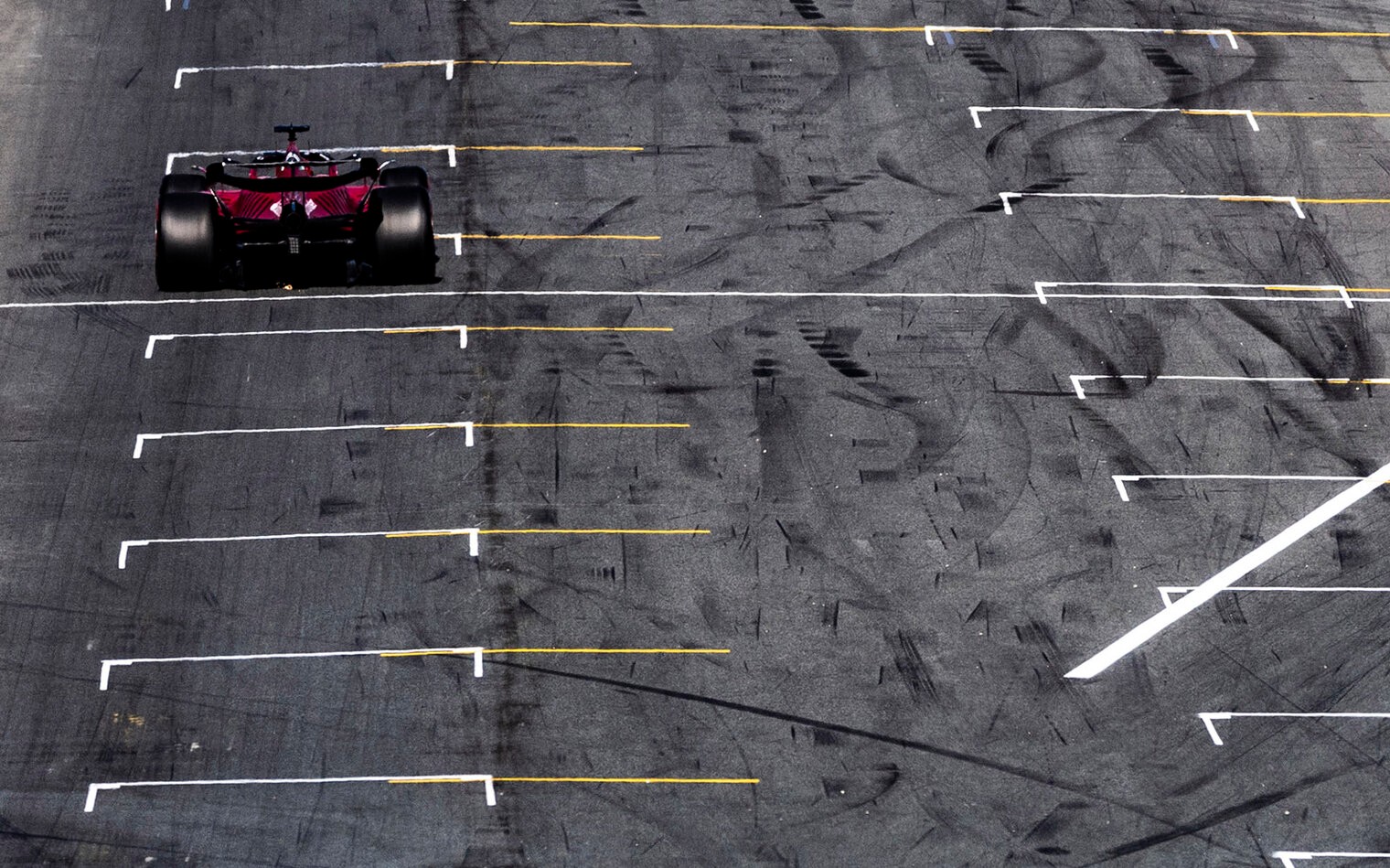 Charles Leclerc s DRS na štartovom rošte