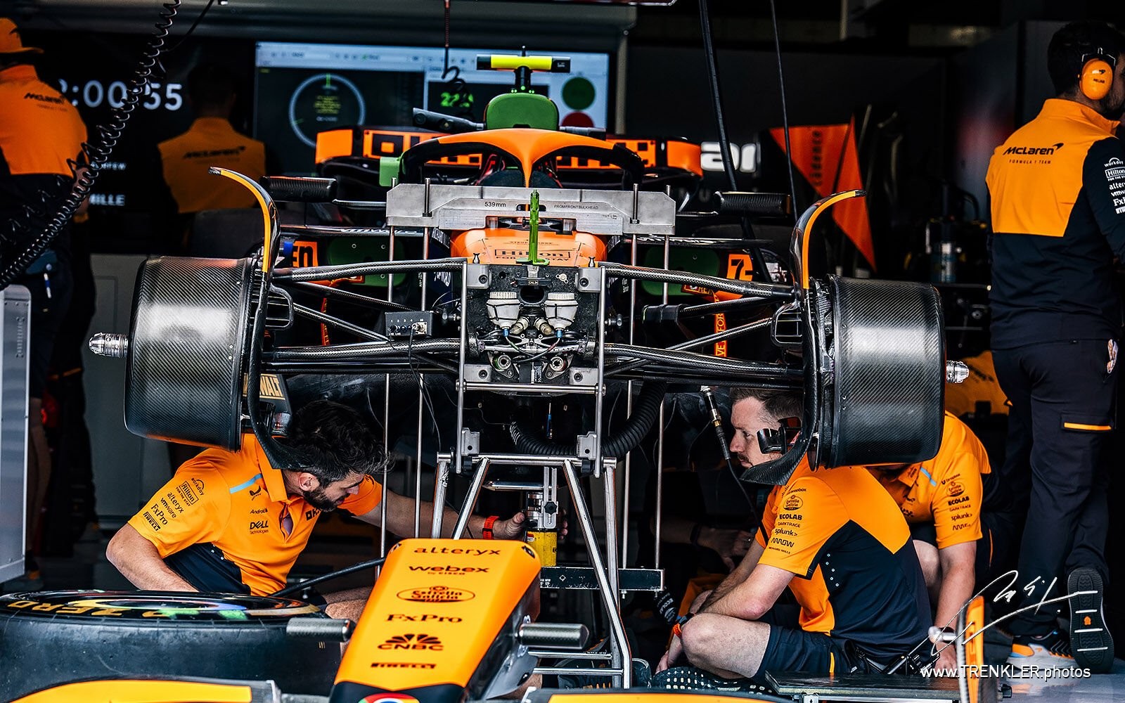 Mechanici McLarenu pripravujú monopost Landa Norrisa