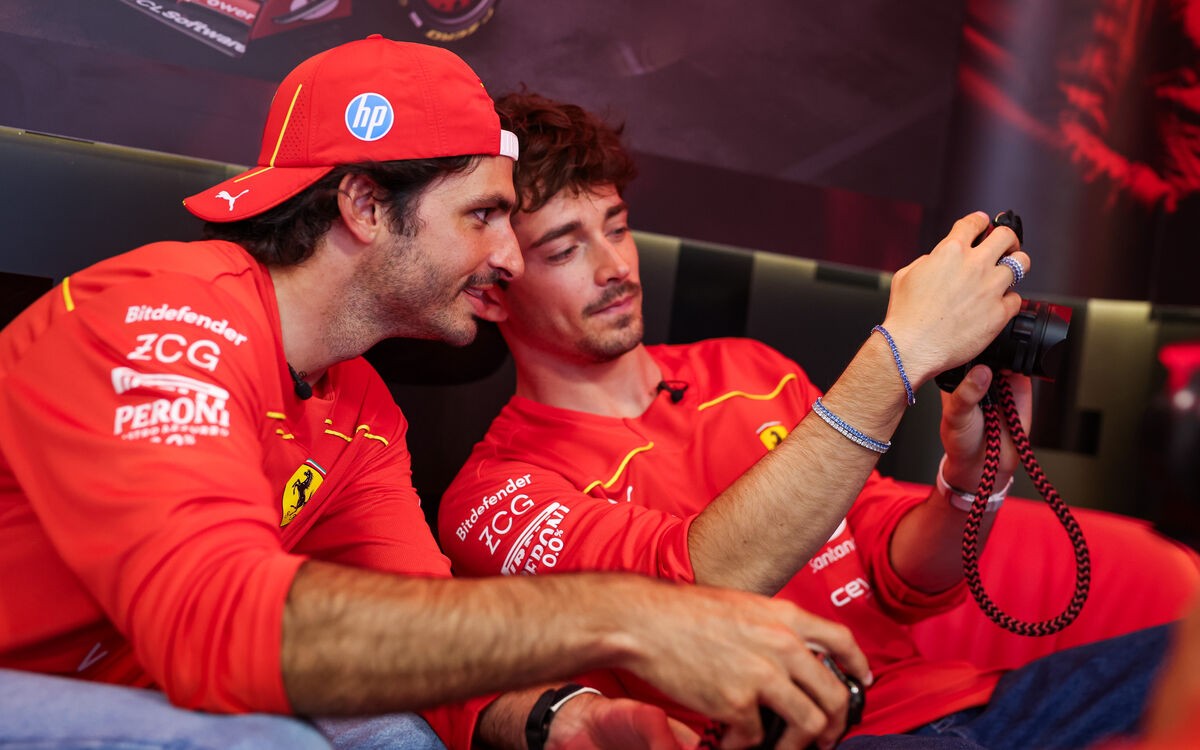 Charles Leclerc a Carlos Sainz