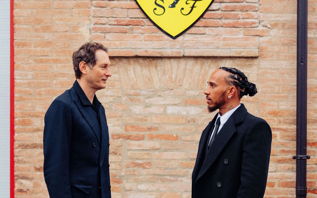 Lewis Hamilton a John Elkann