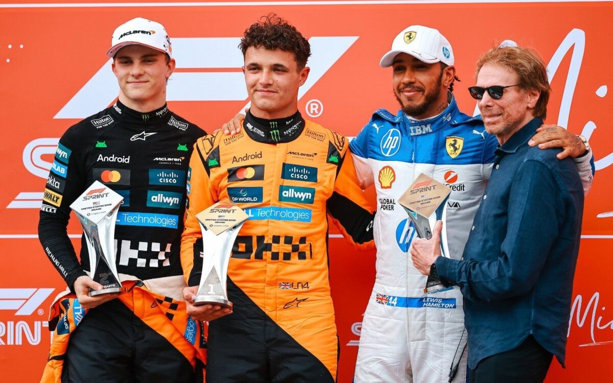 Lando Norris, Oscar Piastri, Lewis Hamilton a Jerry Bruckheimer (1)
