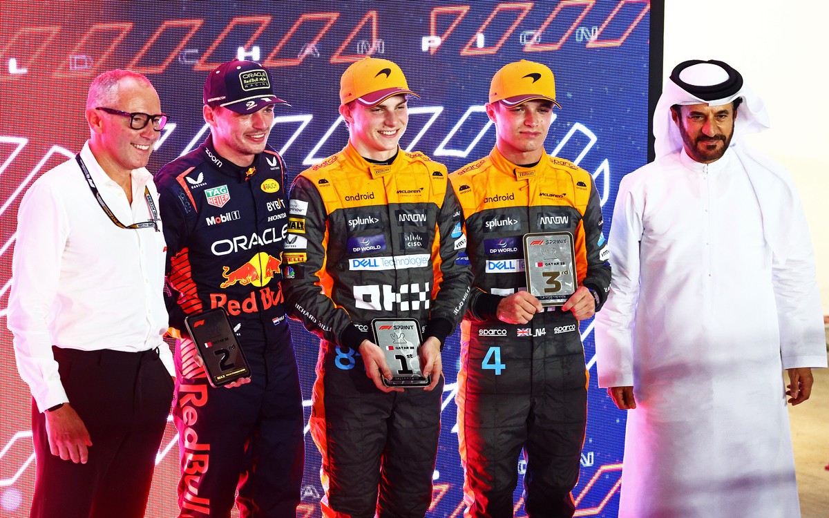 Stefano Domenicali, Max Verstappen, Oscar Piastri, Lando Norris a Mohamed bin Sulajem