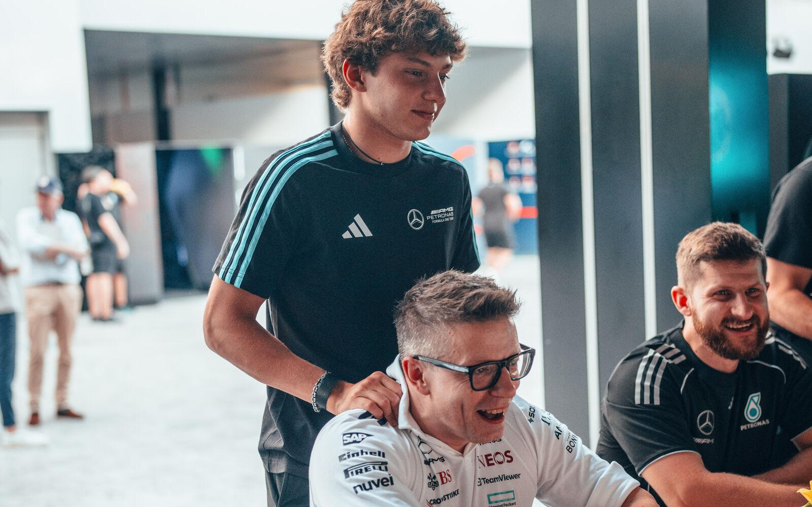 Andrea Kimi Antonelli a Peter Bono Bonnington